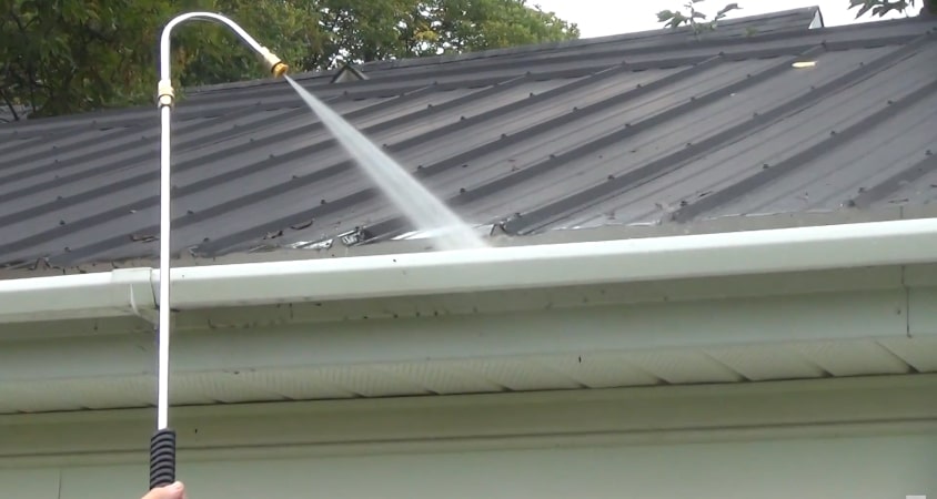 Очистка водосточных желобов