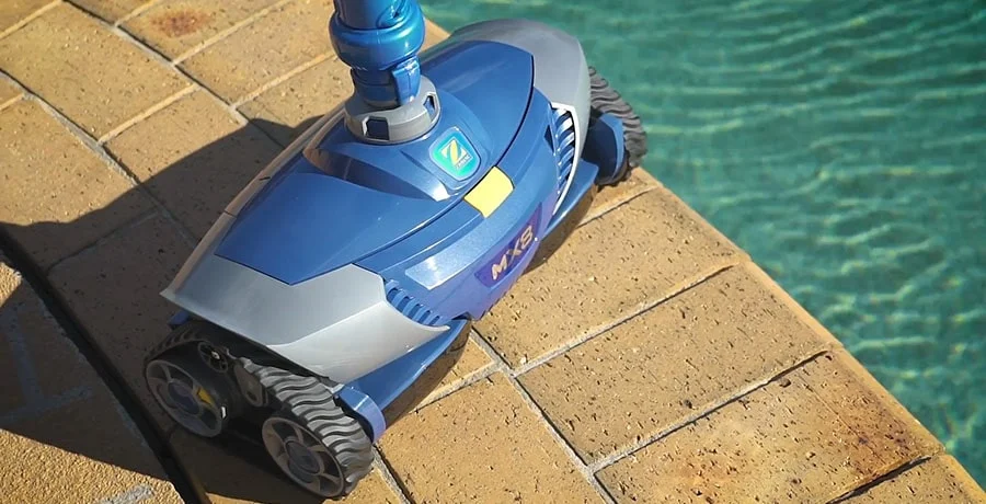 Zodiac MX8 Suction Pool Cleaner стоит возле бассейна