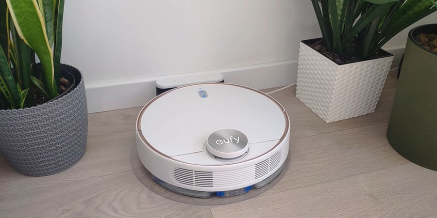 eufy RoboVac L70 на зарядной базе