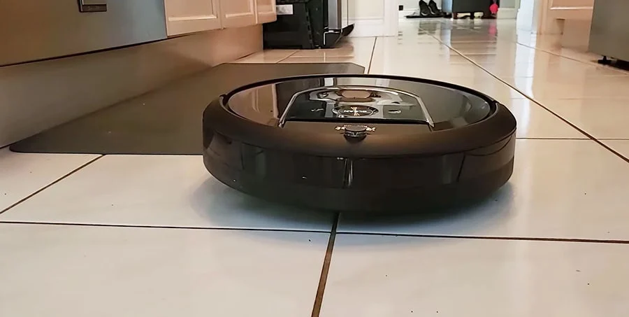 iRobot Roomba i7 пылесосит кафельный пол.