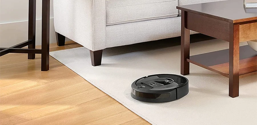 iRobot Roomba i7 чистит ковер.