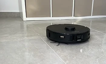 Roborock S7 MaxV Ultra убирает спальню